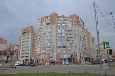 Таксист пытался повредить шлагбаум во дворе Тюмени