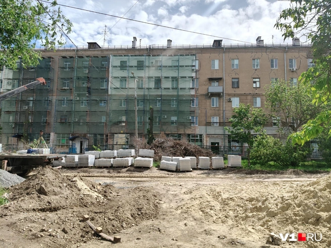 Жители искренне надеются, что дом хотя бы покрасят полностью, а не наполовину  | Источник: Мария Умнова / V1.RU
