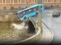 В Питере автобус с 20 пассажирами упал в Мойку: людей откачивают прямо на крыше затонувшего транспорта