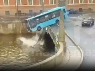 В Питере автобус с 20 пассажирами упал в Мойку: людей откачивают прямо на крыше затонувшего транспорта