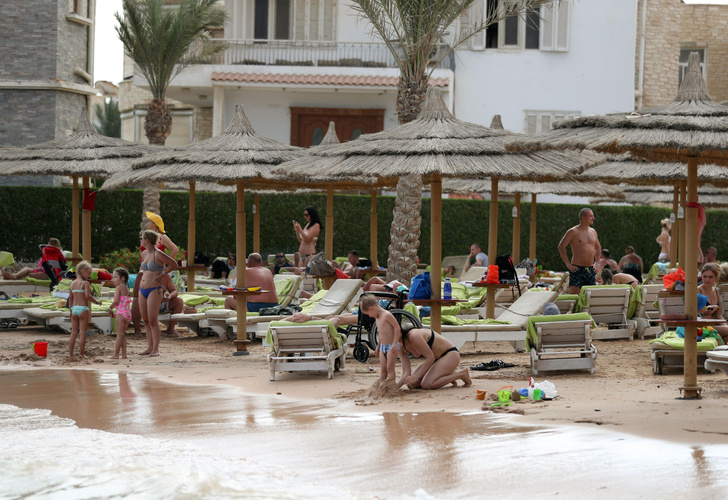 Тажин из макарон, «Я — холостой» и очередь за лежаками: почему отдых в Египте — это по-прежнему «грустный дэнс»