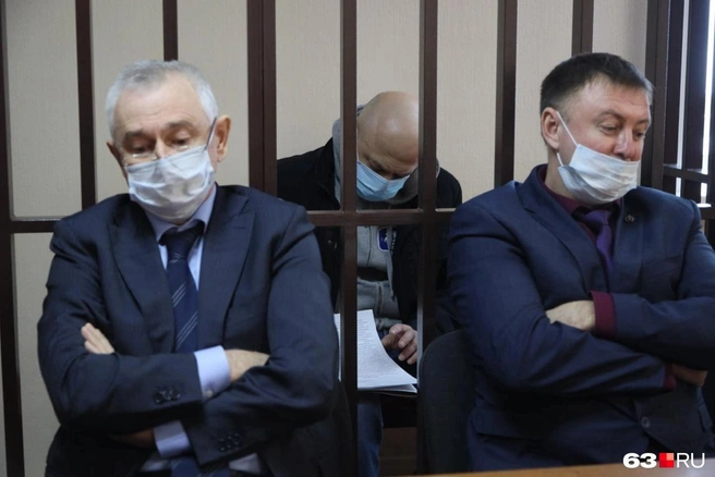 2022 год. Александр Николаев (справа) защищает начальника полиции Самары | Источник: Роман Данилкин / 63.RU