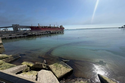 Черная пленка в море Туапсе, терминал тушат после атаки