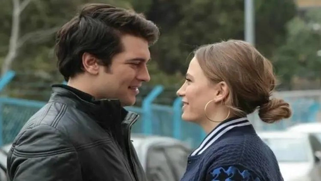 Вместе с Серенай Сарыкайей на съемках | Источник: кадр из сериала «Прилив» (16+), реж. Али Бильгин, Дениз Йорулмазер, студия Ay Yapım, 2013–2015 г.