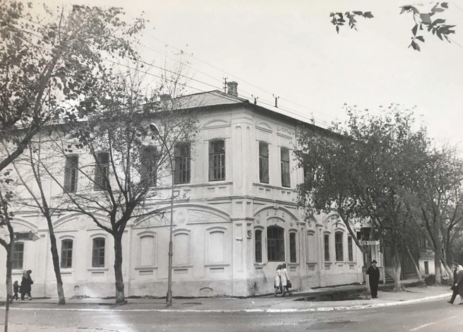 Бывший дом городского головы Федора Шветова в 1974 году | Источник: Комитет по делам архивов Курганской области /vk.com