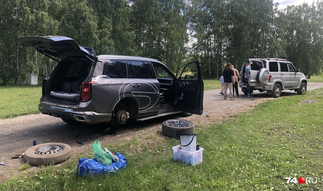 Была небольшая надежда, что колесо просто разбортовалось, но, увы, боковой порез, несовместимый с жизнью | Источник: Артем Краснов