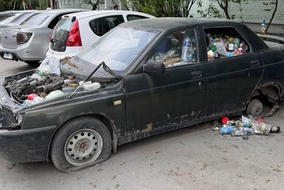 В Екатеринбурге машина стала мусорным контейнером