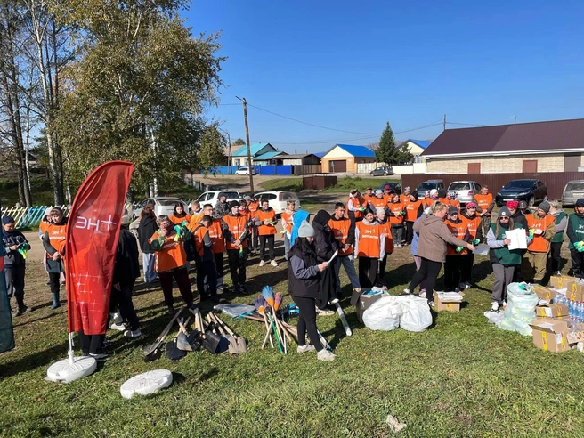 В экологической акции участвовали более 100 человек: сотрудники компании, школьники, депутаты, активисты и местные жители | Источник: Разрезуголь