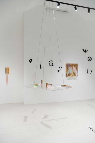 «Все смешалось в доме»: выставка Кати Любавской в галерее fābula