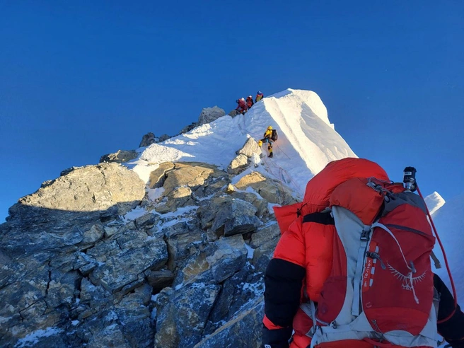 Ступень Хиллари и вершина&nbsp;— уже вот-вот | Источник: Belkin online Everest 2022 / Telegram