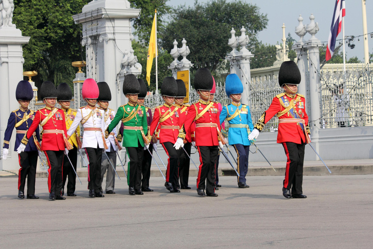 Радужные люди: почему гвардейцы в Таиланде носят яркую форму всех цветов