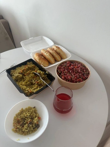 Вместо маленьких порций бизнес-ланча вам привозят запас еды на несколько полноценных приемов пищи | Источник: mypovar72 / T.me