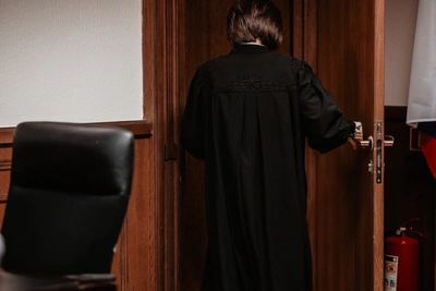 Школьница из Петербурга осуждена за фото террористов на стенде