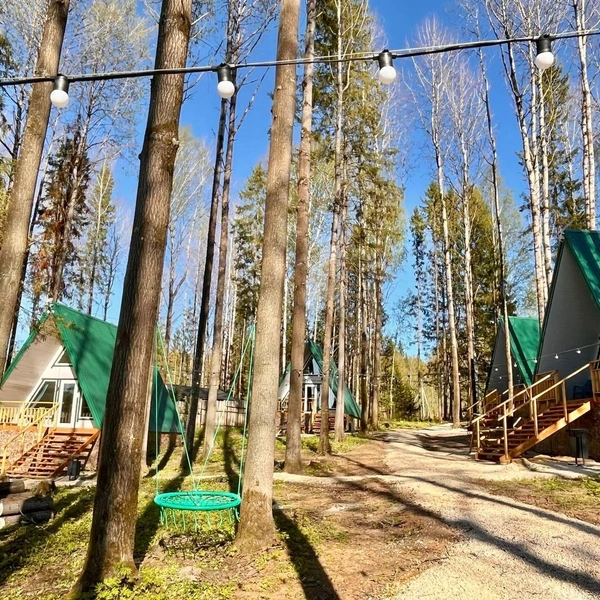 Так маленькая туристическая деревня выглядит со стороны | Источник: pole-perm.ru