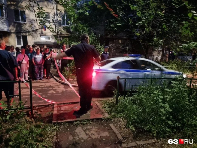 Приехали сотрудники полиции  | Источник: Роман Данилкин / 63.RU 