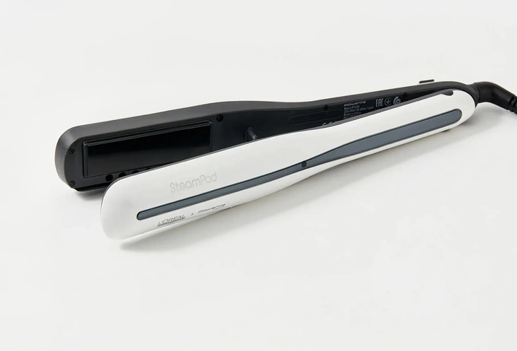 Профессиональный стайлер L’Oréal Professionnel Steampod 3.0Профессиональный стайлер L’Oréal Professionnel Steampod 3.0 — паровой утюжок, который выпрямляет волосы теплом и паром, снижая пересушивание и пушистость. Он делает укладку быстрее и гладче, чем обычные стайлеры, а встроенный резервуар и вращающийся шнур упрощают использование, важно заливать только очищенную или дистиллированную воду.