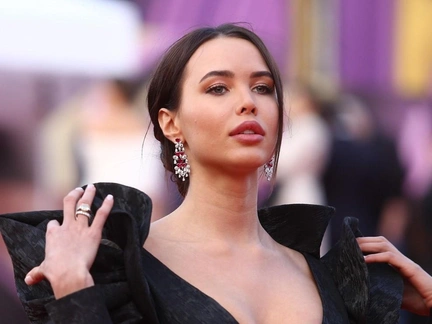 Яркие волосы, пирсинг, черная подводка: Анастасия Решетова в образе дерзкой оторвы