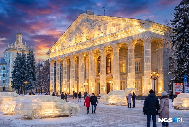 Интересно, сколько времени потребовалось бы мастерам ледяной скульптуры на повторение советского лепного декора из льда. И сколько пришлось бы заложить средств в бюджете на поддержание этой красоты в порядке | Источник: Стас Соколов, Юрий Орлов / Городские медиа