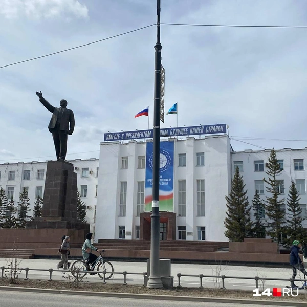 А когда-то здесь стояли высокопоставленные чиновники и махали простым трудягам своими ладошками  | Источник: Надежда Ефимова / 14.RU