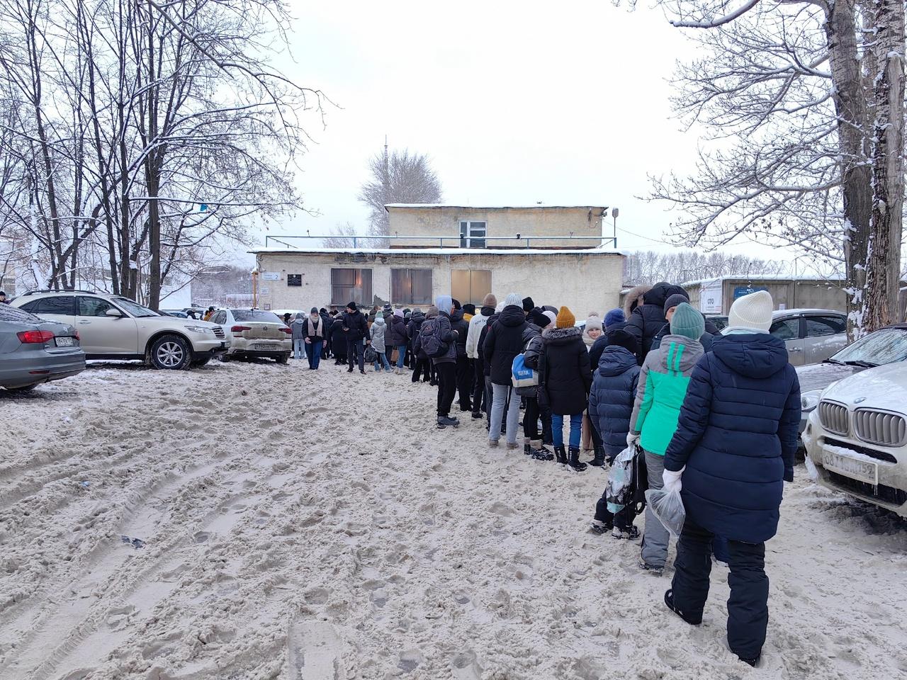 В Перми на каток на «Трудовых резервах» скопилась огромная очередь — стоят даже на улице: фото 