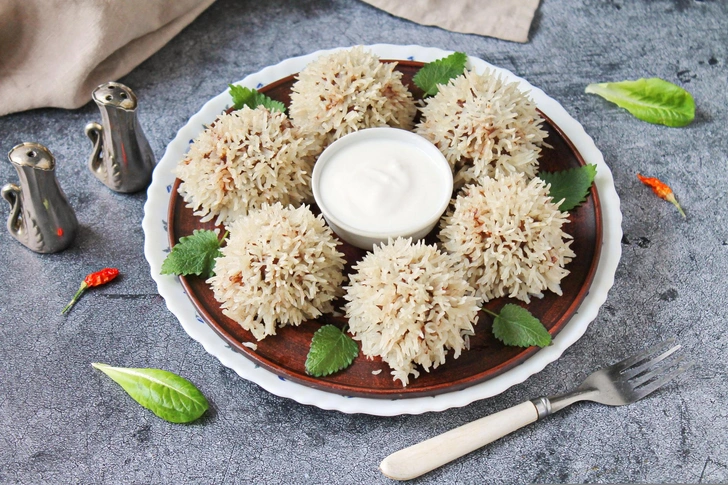 Чем порадовать ребенка на ужин: веселые куриные ёжики с рисом | Источник: povar.ru