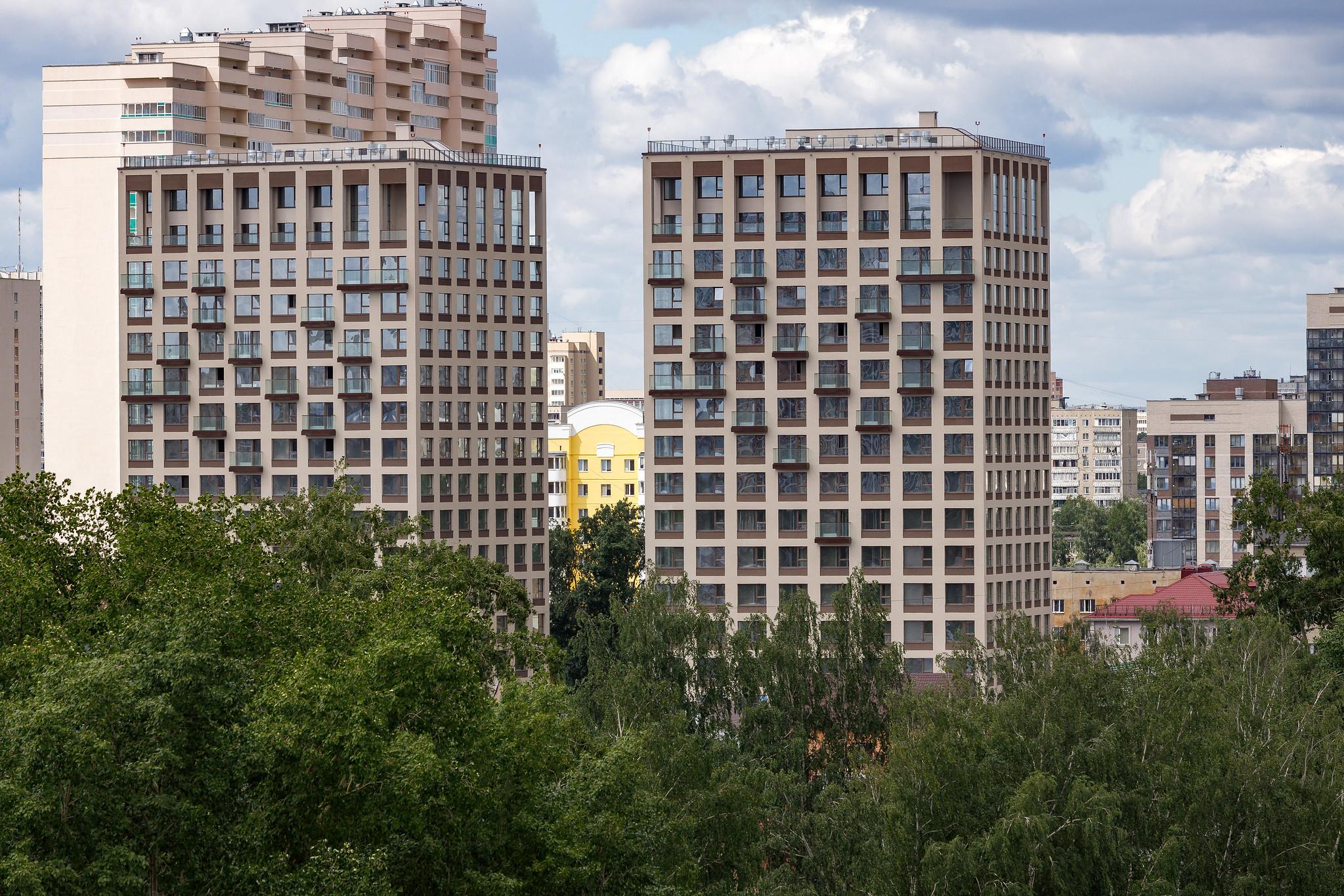 В Екатеринбурге коммунальщики отрезали от дороги жителей 16-этажки на улице  Чкалова, 18, 29 июня 2022 года - 29 июня 2022 - Е1.ру