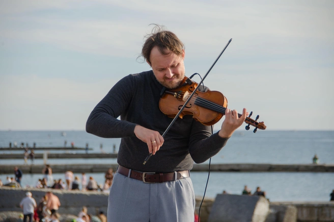 Культурный отдых вне сезона: скрипач стал центром притяжения для туристов на набережной | Источник: Оксана Витязь / SOCHI1.RU