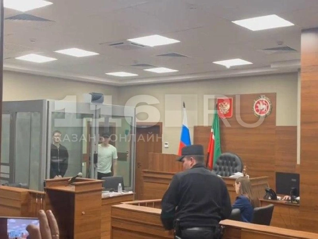 Момент, когда парней привели в зал | Источник: Регина Алтынбаева / 116.RU