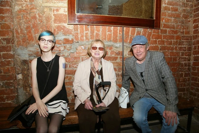 Анна-Мария с бабушкой и отцом | Источник: Persona Stars