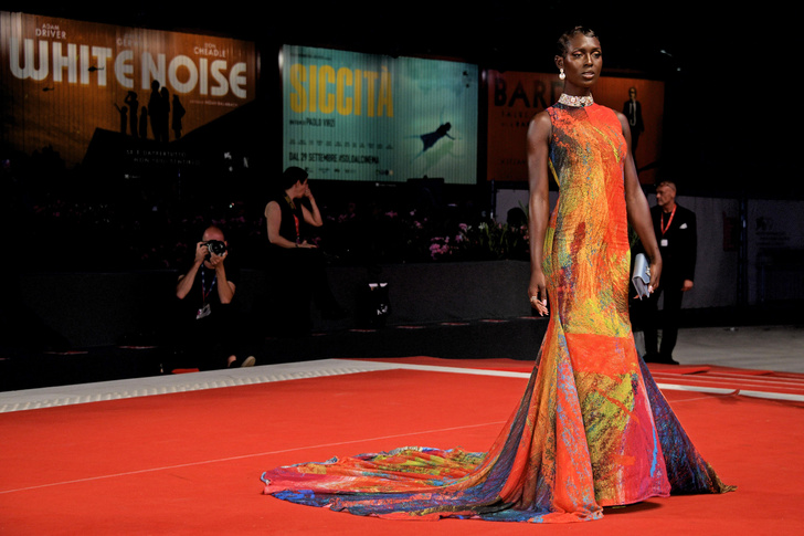 Платье, будто раскрашенное пастельными мелками: актриса Джоди Тернер-Смит на второй венецианской премьере