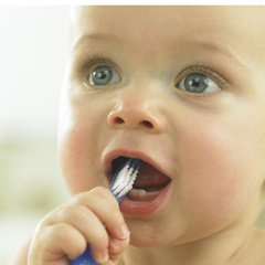 У ребенка в год нет ни одного зуба: что делать?