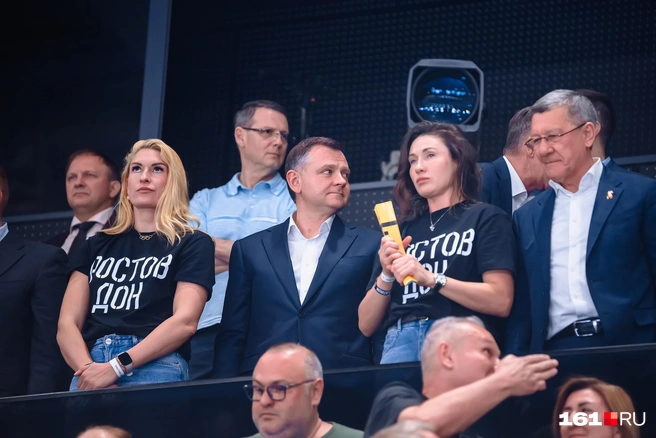 Губернатор Юрий Слюсарь с бывшими игроками «Ростов-Дона» | Источник: Евгений Вдовин / 161.RU