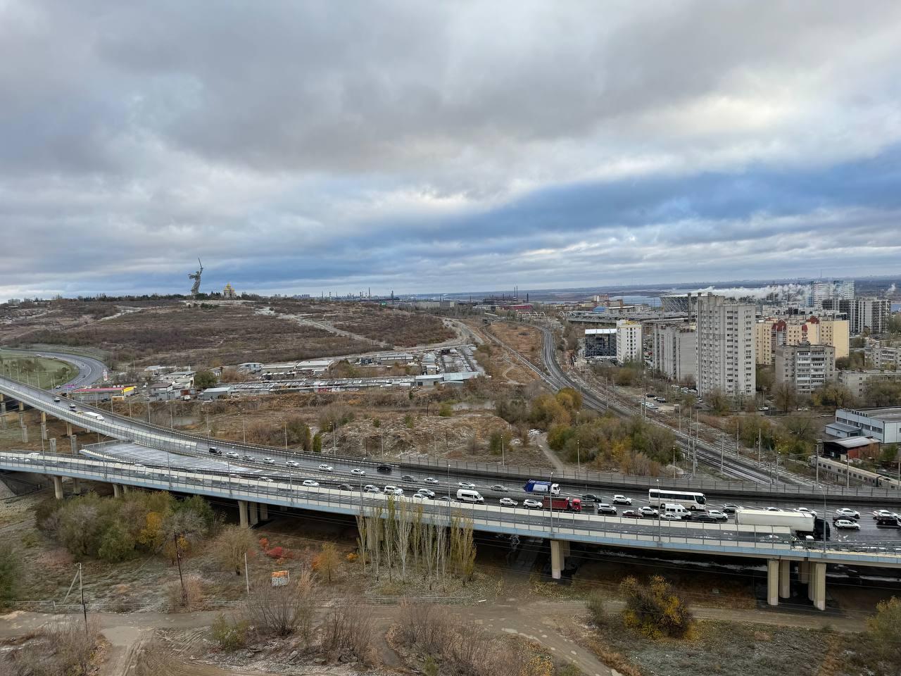 Пробка там дикая: в Волгограде в утренний час пик перекрыли въезд на мост через Волгу