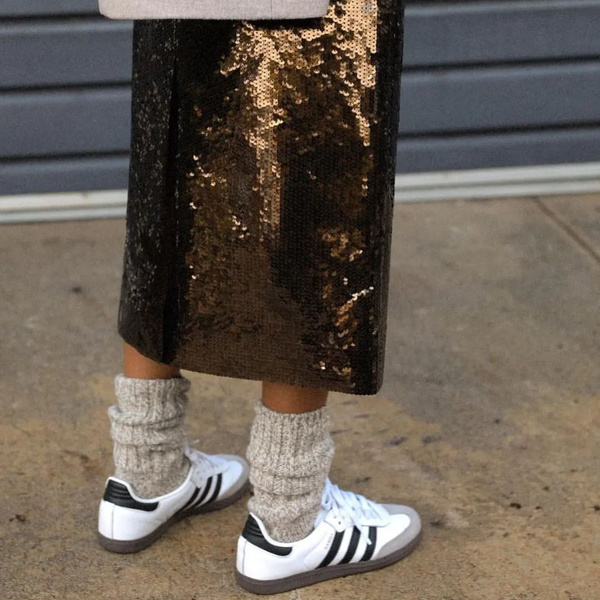 Гетры + кроссовки + юбка: идея модного вечернего образа для тех, кто не любит каблуки