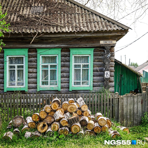 До зимы дрова нужно наколоть и укрыть под навесом | Источник: Тамара Башаева / NGS55.RU