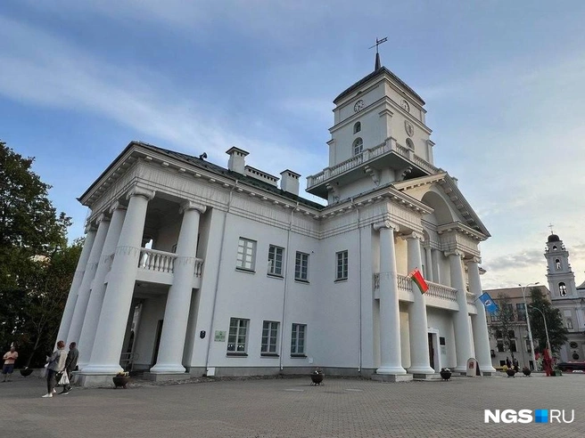 Каждый день в 12 часов на балкон выходит «войт» и сообщает новости города | Источник: Настасья Медведева / NGS.RU