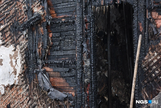 Стены дома обуглились | Источник: Александр Ощепков / NGS.RU