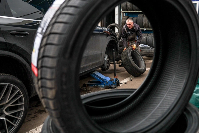 Закатали в китайское. Падающий авторынок потянул за собой производителей шин | Источник: Сергей Бобылев / ТАСС