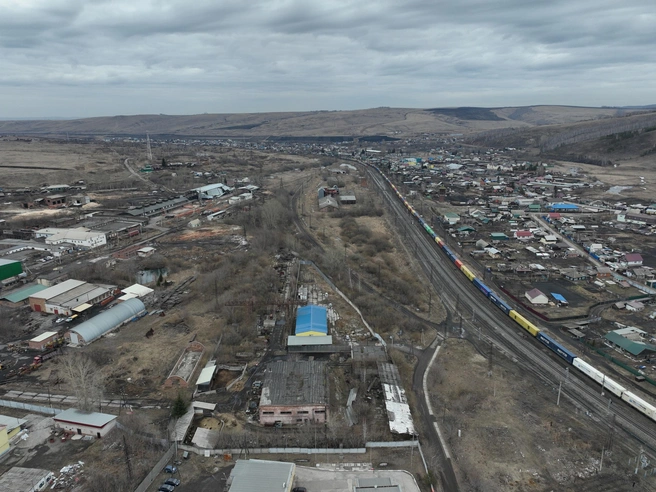 Участок пересекает железная дорога | Источник: КрУДор / Vk.com