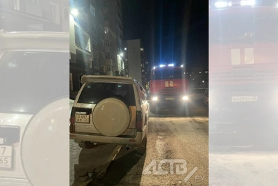 Пожарные бежали к дому из-за перекрытого машинами проезда