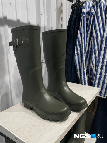 В Befree нашлись актуальные резиновые сапоги: гибрид Balenciaga Trooper и классических Hunter | Источник: Алёна Золотухина / NGS.RU 