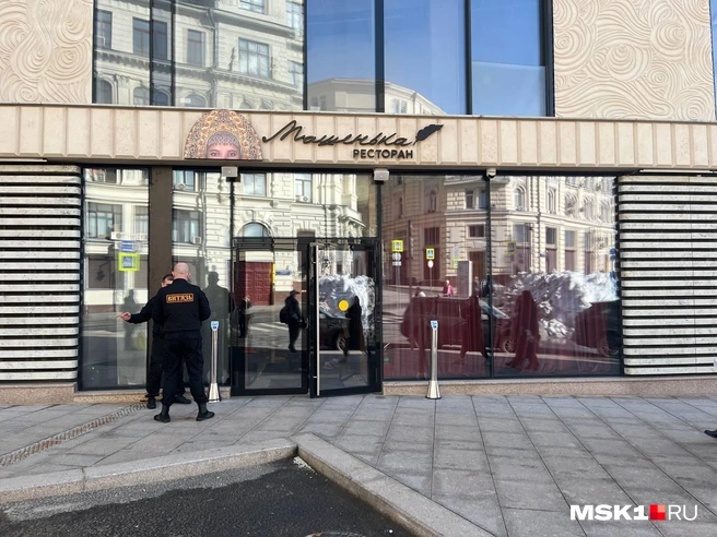 Охрана, честно говоря, пугает | Источник: Дмитрий Грозный / FONTANKA.RU