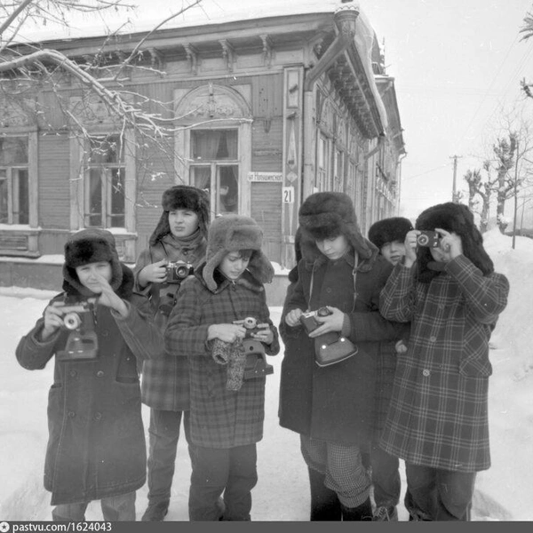 Мальчишки одинаково одеты, и у каждого в руках камера | Источник: pastvu.com