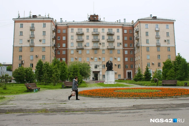 В корпусе № 4 на проспекте Металлургов находятся факультеты информатики, математики и экономики, а также истории и права | Источник: Игорь Епифанцев / NGS42.RU