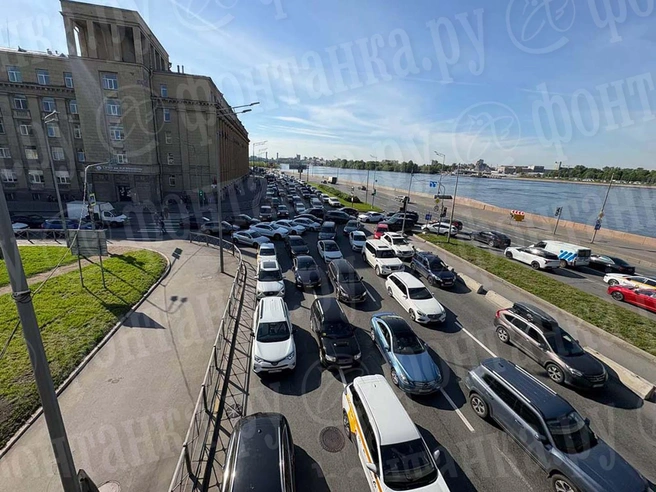 Утренний трафик на проспекте Шаумяна и Таллинской улице 18 мая | Источник: «Фонтанка.ру»