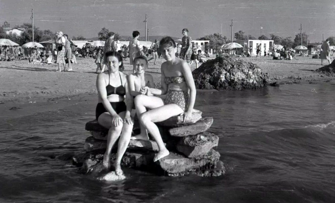 Начало 60-х годов. На заднем плане гора из водорослей | Источник: anaparetro / T.me