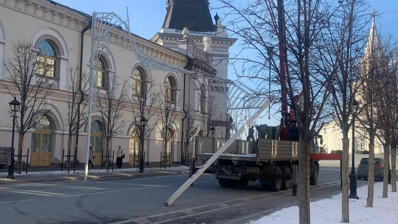 Ну просто отвал. В самом центре Казани на Кремлевской свалилось новогоднее украшение