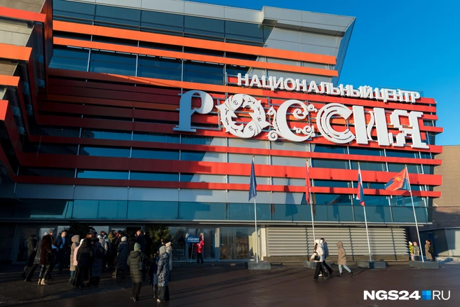 «Галерея Енисей» превратилась в наццентр «Россия». В букве «О», как видите, сплелись два хариуса | Источник: Мария Ленц / NGS24.RU