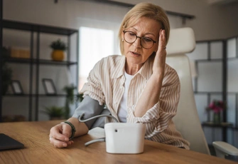 «Не могу общаться с токсичной матерью. После каждого разговора — трясучка, боюсь за свое здоровье, ведь мне 53 года»