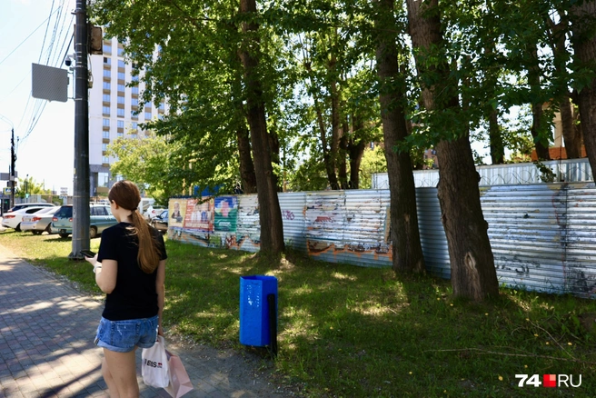 Стройка огорожена забором, но паспорта объекта на нем нет | Источник: Михаил Шилкин